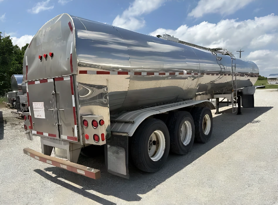 2003 Polar 7,000-Gallon Two-Compartment Farm Pickup Trailer