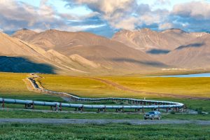 Q4 2025 Refinery Outages: 12 Critical Impacts & Logistics Pressures That Squeeze Gulf Coast & Midwest Fuel Logistics 6 A vehicle drives past the trans-Alaska pipeline near Galbraith Lake on the Dalton Highway, Alaska. Pump Station 4 is visible in the background.